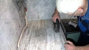 Распиливаем и устанавливаем столешницу с вырезанием отверстия под мойку.