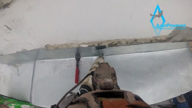 Ремонт фасада. Монтаж отливов на карниз. Течет квартира заказчика.