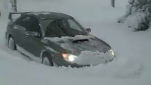 Subaru Impreza WRX STI прет по снегу