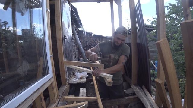 Делаем лестницу для крыши. Строительство теплого каркасного дома. смотреть онлайн