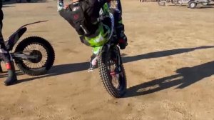 Езда на заднем колесе на триал мотоцикле Антона Фролова