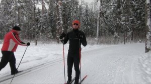 Как научиться кататься на лыжах коньком