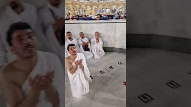 внутри территории части Каабы. Inside of the Kaaba