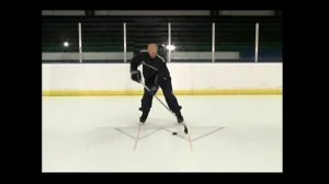 Упражнения на контроль шайбы концом крюка. Хоккей. Работа с клюшкой.