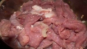 Мясо тушеное в томате с фасолью