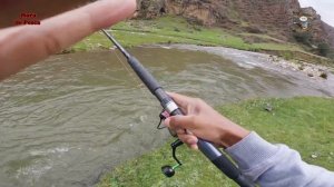 Monstruos de río. Pesca de truchas con señuelos. || Big trout in river.