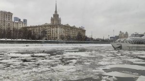 Речной трамвайчик протискивается сквозь лед Москвы-реки по маршруту Киевский вокзал - Сити.