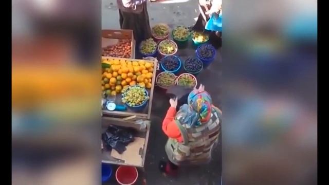 РАЗВОД НА БАЗАРЕ ПРИКОЛ: ЖЕНЩИНА РАЗВЕЛА НА РЫНКЕ - ВИНОГРАДНЫЙ РАЗВОД смотреть онлайн