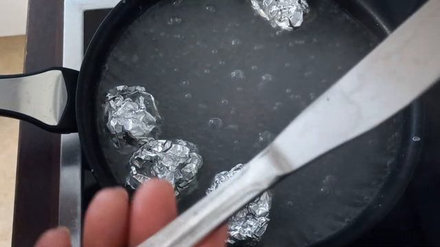 Если Вы бросите фольгу из алюминия в кипяток то посмотрите что произойдет