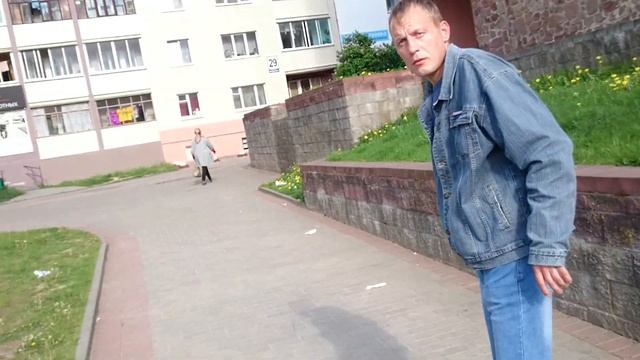 ПИСАЮЩИЙ "" МАЛЬЧИК" в центре города Лида #ПроспектПобеды"Книжный Мир"