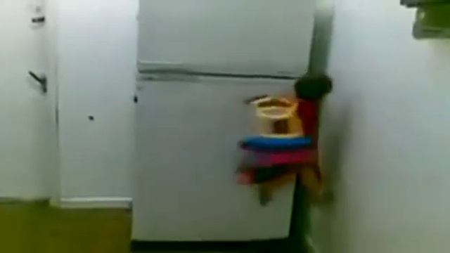 Малыш акробат, залез на холодильник без всяких проблем и страховки. смотреть онлайн