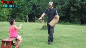 Собаки охраняют детей