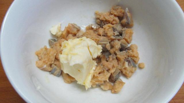 Закуска из сельди с морковью и мягким плавленым сыром