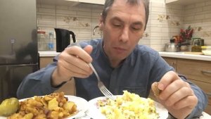 МУКБАНГ/ САЛАТ ОЛИВЬЕ / ЖАРЕНАЯ КАРТОШКА
