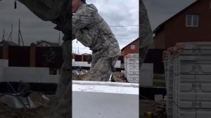 Кладка блока на клей для ячеистых блоков . Без опыта .