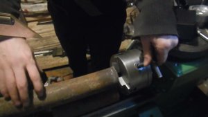 Как отрезать трубу на токарном станке школьник ТВ-4 сабельной пилой?