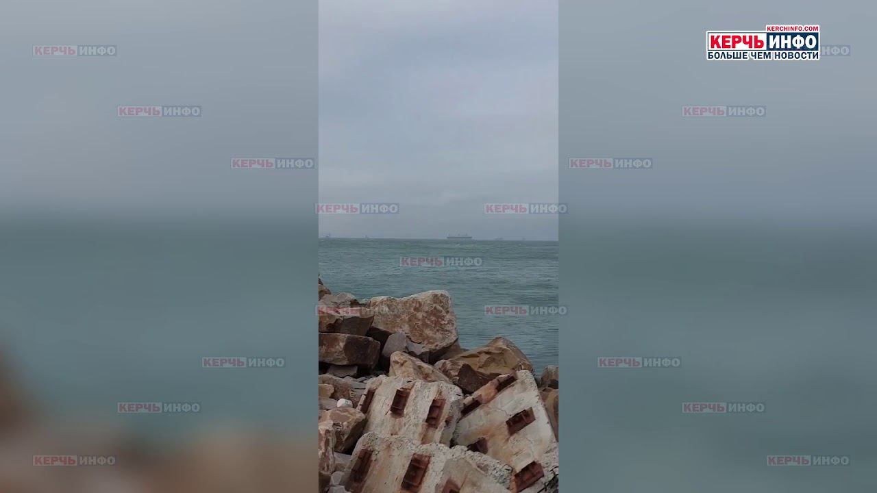 В Керченском проливе горит судно