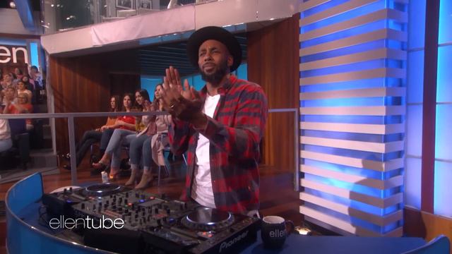 Kid Violinist Karolina Brightens Up the Stage with 'Sunflower' смотреть онлайн