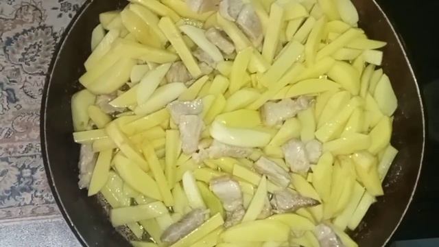 Жареная картошка с белыми грибами и сметаной. #картошкасгрибами#простойрецепт#