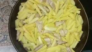 Жареная картошка с белыми грибами и сметаной. #картошкасгрибами#простойрецепт#
