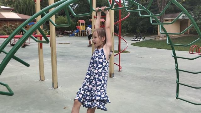 4Д Четыре девочки. Гуляем и играем с папой на детской площадке в Крыму в Бахчисарае смотреть онлайн
