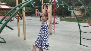 4Д Четыре девочки. Гуляем и играем с папой на детской площадке в Крыму в Бахчисарае