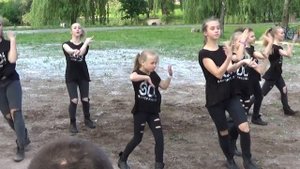 Дети красиво танцуют хип-хоп на улице. Dance Now - школа современного танца Dance School SOL