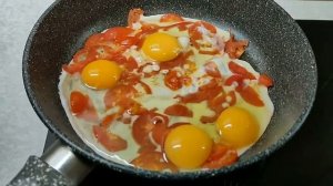 Как просто приготовить ? яичницу с помидорами на сковороде Fried eggs with tomatoes