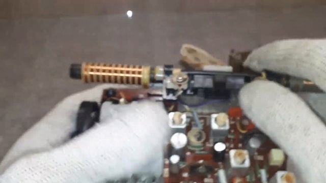 Радиоприемник СССР Альпинист 320 разбираем на радиодетали содержащие драгметалл.
