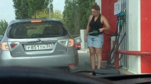 ДВЕ БЛОНДИНКИ НА ЗАПРАВКЕ, самое интересное после того как пистолет вставили