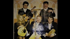 Играет ансамбль "Сюрприз-квинтет".