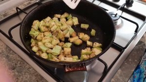 Жареные кабачки кубиками со специями на кокосом масле.