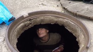 БЕЗДОМНЫЙ БОМЖ СЕРГЕЙ / ЖИВЕТ ПОД ЗЕМЛЕЙ 5 ЛЕТ / ПРИВЕЗ ПРОДУКТЫ