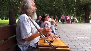 Дед играет на гуслях и поёт душевно