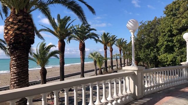 Набережная Старой Гагры, Парк принца Ольденбургского. Пальмы, пляж, песок. Колоннада города Гагра. смотреть онлайн