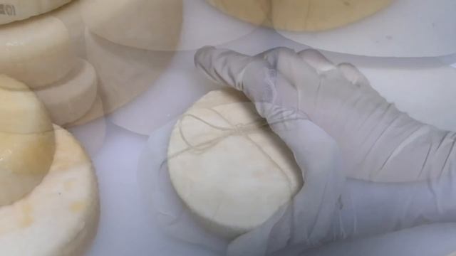 Как сделать творог из молока на сыворотке / Вакуумирование Сыра и Латексное покрытие / Домашний сыр смотреть онлайн