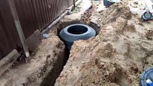 Монтаж канализации из полимерпесчаных колец. При невозможности использовать тяжёлую технику.