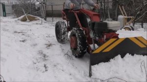 Уборка снега мотоблоком МТЗ Беларус 09Н с самодельным адаптером и бульдозерным оборудованием.