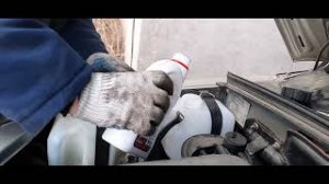 Шевроле Нива, замена расширительного бочка системы охлаждения..mp4