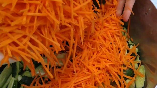 Салат из огурцов на зиму по-корейски.? 30 БАНОК БУДЕТ МАЛО! Салат из огурцов без варки на зиму. смотреть онлайн