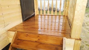 Обработка пола крыльца маслом