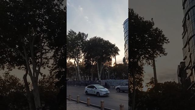 Небо разное в городе Тбилиси, Грузия 10 ноября 2022 г смотреть онлайн