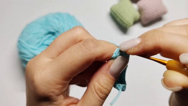 МК по вязанию маленькой подушечки для игрушки