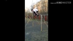 Мальчик упал с крыши небоскрёба. 



Смешные падения людей