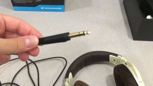 Демонстрация наушников Sennheiser HD 599