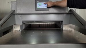 Демонстрация работы затла после модернизации на гильотинной бумагорезальной машине Grafcut 73H