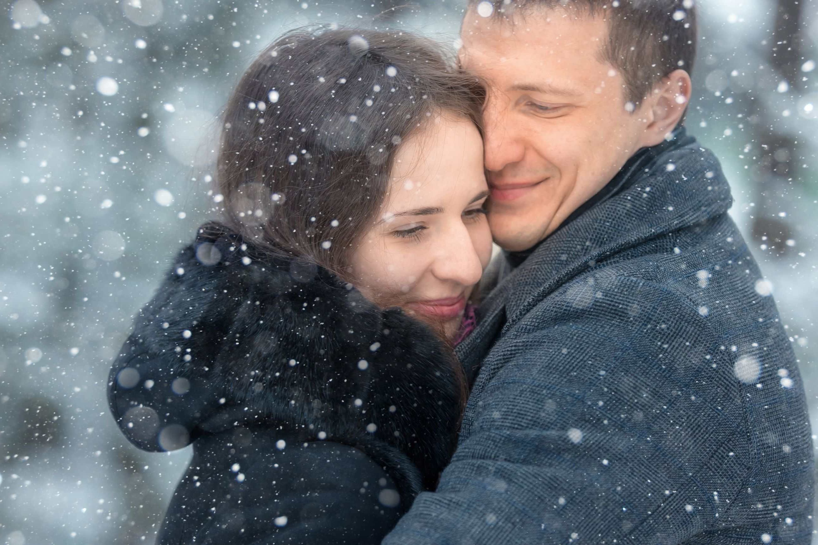 Падает снег на плече песня. Влюбленные зимой. Влюбленные в снегу. Встреча влюбленных зимой. Мужчина и женщина зима.