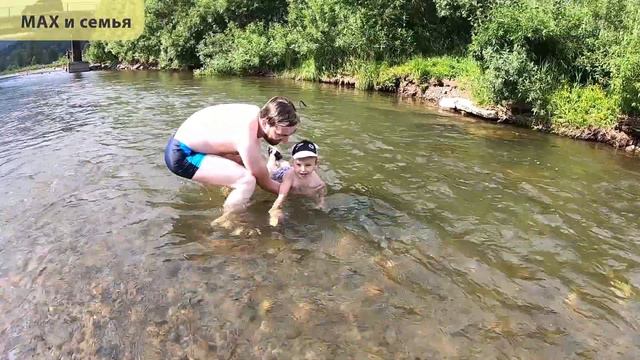 Максим купается и играет в горной реке II Улус смотреть онлайн