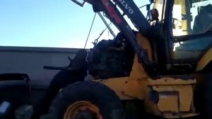 Снимаю двигатель Вольво БЛ61.