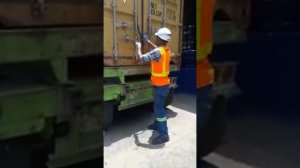 Seguridad industrial RD Como abrir un contenedor cargado fuera de rampa